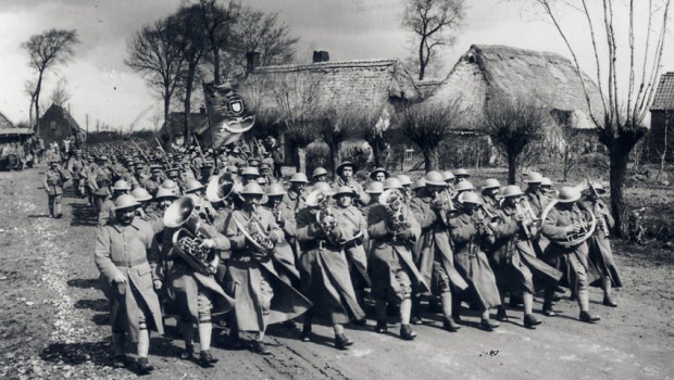 Desfile numa localidade em França depois da vitória ARNALDO GARCEZ.LIGA DOS COMBATENTES.idn-nacao-e-defesa-call-for-papers-sobre-portugal-na-i-guerra-mundial