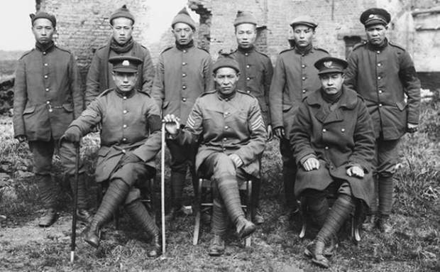 Flanders Fields Museum. Membros da Corporação de Trabalhadores Chineses junto a uma casa em ruínas.