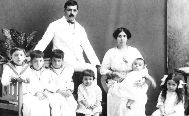 Aristides de Sousa Mendes com mulher e seus primeiros seis filhos. 1917.